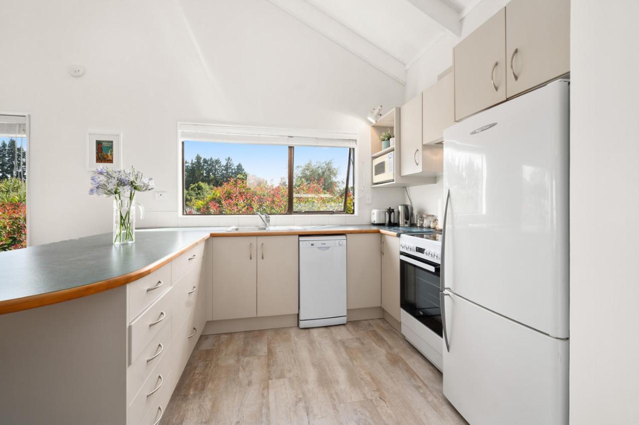 Waitahanui Lake House - Lake Taupo Holiday Home 外观 照片
